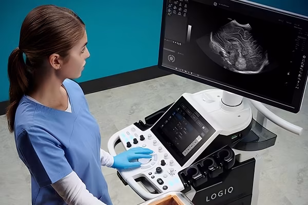 Échographies GE LOGIQ S8 – Précision avancée pour l’imagerie médicale, incluant Echo Doppler Vasculaire et Biopsies Échoguidées.