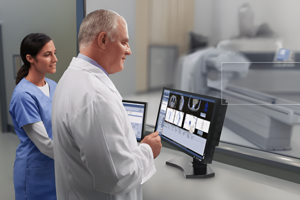 Deux médecins analysant un examen sur le SPECT/CT Discovery 670 en médecine nucléaire au Centre Abdat